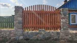 Каменный забор с клумбой.