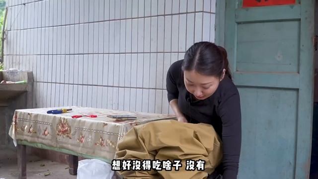 小雨拿鋤頭給鵝挖河溝，累得腰酸背痛，吃碗牛肉米線才緩過來~【市民朱小雨】