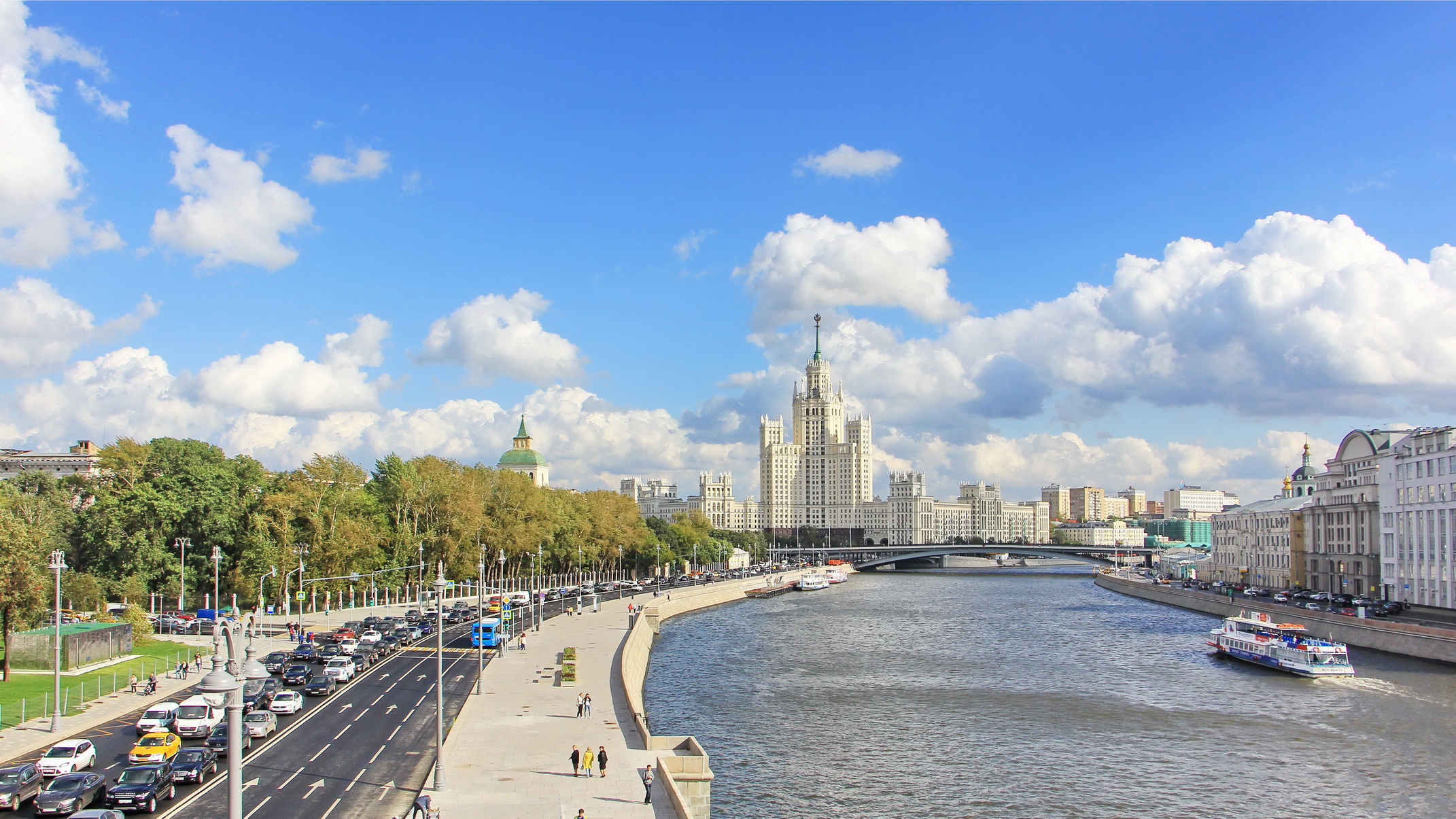 Видио москвы. Смоленская набережная Москва. Набережная Москвы реки парк культуры.