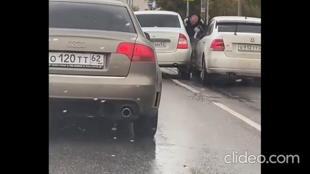 Разборки водителей в Рязани. Песочня, 4.10.2022 г. Источник: https://t.me/rzn_kommentator смотреть онлайн