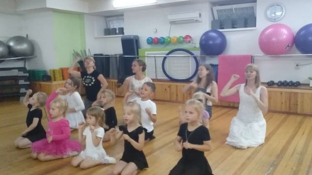 "У оленя дом большой" танец - игра на запоминание , ловкость и внимательность. смотреть онлайн