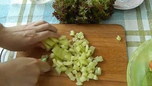 Как приготовить салат из листьев зеленого салата с курицей и сыром