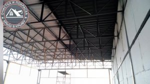 Покраска внутренней поверхности профнастила кровли и фермы резиновой краской