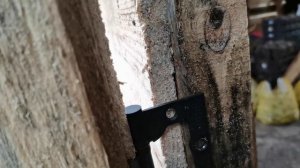 Делаю окно в деревянном сарае