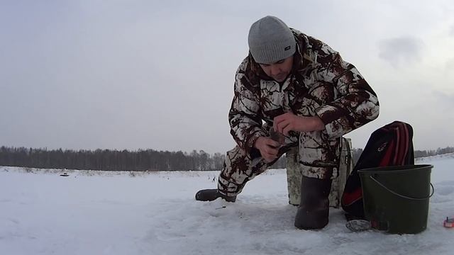 Клюет ли карась зимой? Ловится! На голую мормышку и с мотылем! смотреть онлайн