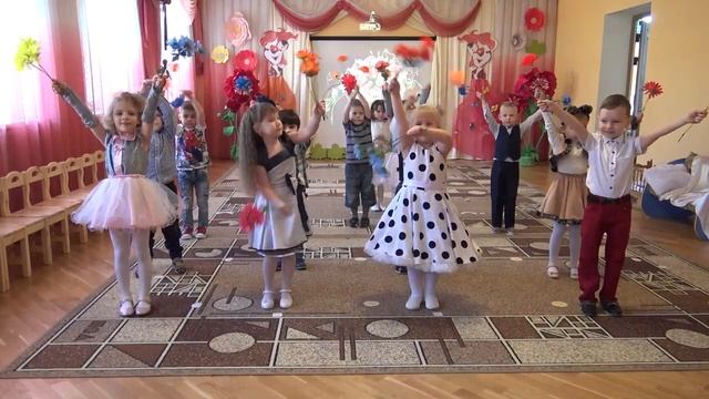 Танец-вход "Мама-мамочка, глазки голубые" в детском саду (4-5 лет, 6 гр.)