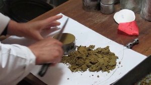 Вырезание колец для определения плотности грунтов