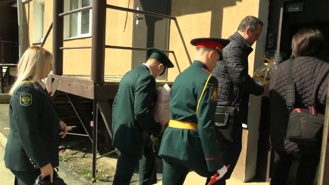 Военнослужащие на Сахалине проводят во дворах мини-парады для ветеранов Великой Отечественной смотреть онлайн