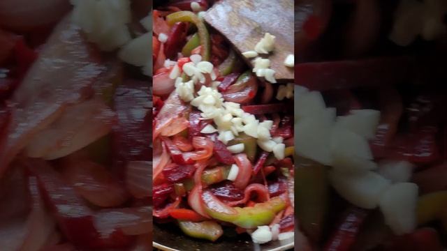 Варю самый вкусный борщ на свете. Чеснок решает ? смотреть онлайн
