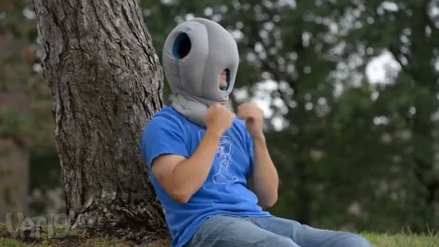 Tuzech Amazing Travelling Pillow Nap anywhere with the Ostrich Pillow! смотреть онлайн