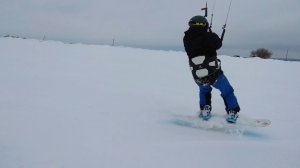 Райдер самоучка с кайтом на борде.