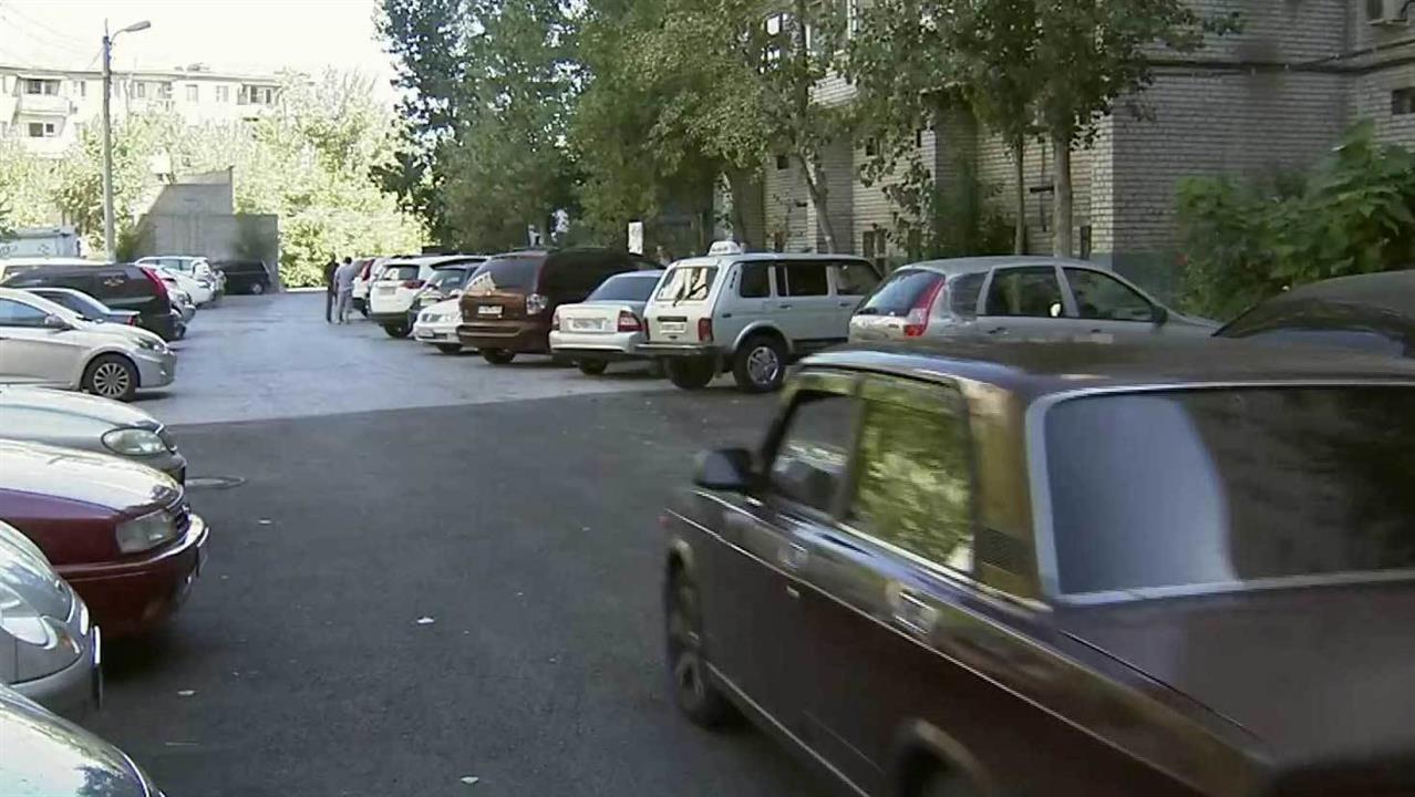 В Астрахани история с ремонтом во дворе жилого дома превратилась в абсурдный анекдот