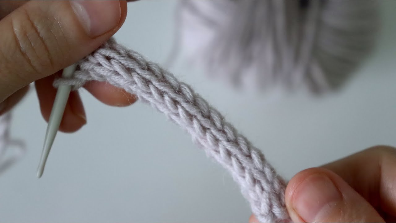 Завязки для шапки крючком. Шнурок спицами. Завязки спицами. Связать шапку с завязками. Браслет косичка крючком.