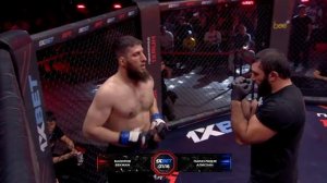 РАЗНИЦА МЕЖДУ БОЙЦОМ И КАЧКОМ.  Казах вырубил дерзкого качка Чеченца?