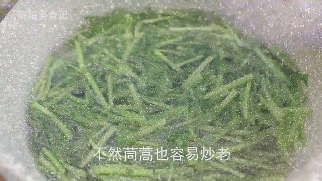 春天少不了青菜，大厨教你清炒茼蒿，脆嫩可口，蒜香浓郁，真不错【丽娟美食记】 смотреть онлайн