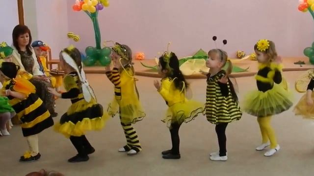 Танец пчелок. Дети танцуют в детском саду. смотреть онлайн