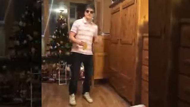 Как танцуют нормальные люди как танцую я Vine by Artiom Khokholikov смотреть онлайн