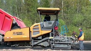 Асфальтоукладчик XCMG RP705 запущен, и укладывает асфальт в смоленской области.