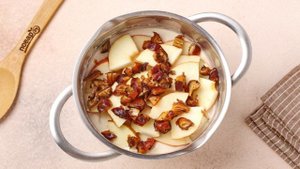 Пирог с финиками и яблоками