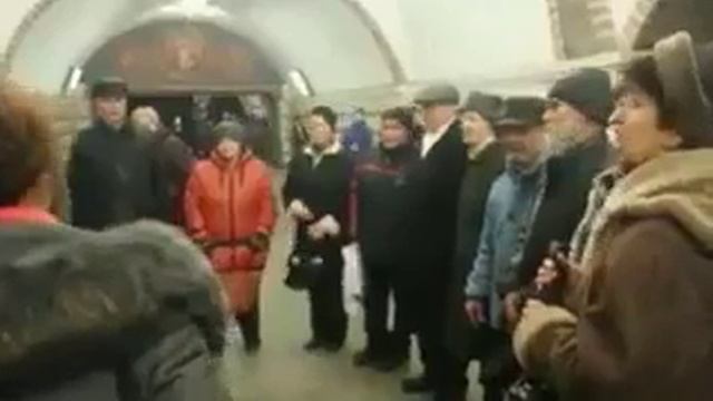 "Червона калина", станція метро "Золоті ворота", співають кияни. 2013-14 р смотреть онлайн