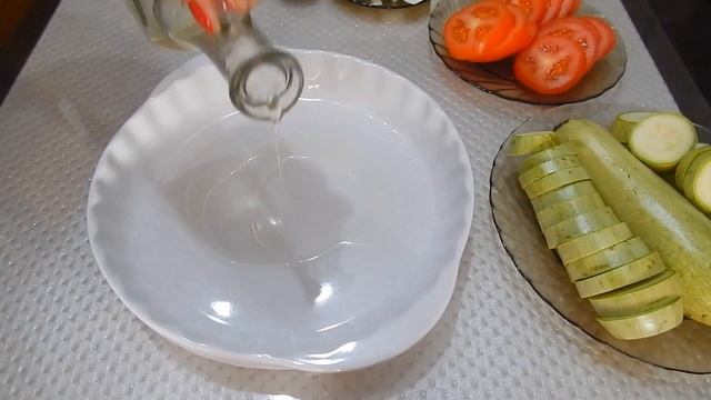 Очень вкусный ужин. Куриное филе, кабачки, помидоры под сыром в духовке. смотреть онлайн