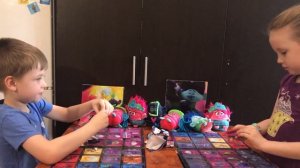 Карточки тролли распаковка Мировой тур! Часть 4! акция в Пятерочке! Продолжаем открывать.