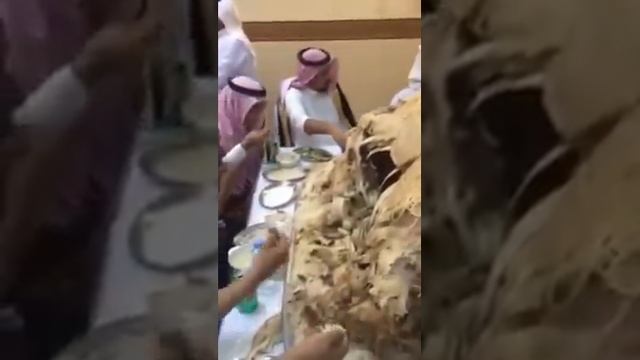 Арабское застолье: арабы едят верблюдов смотреть онлайн