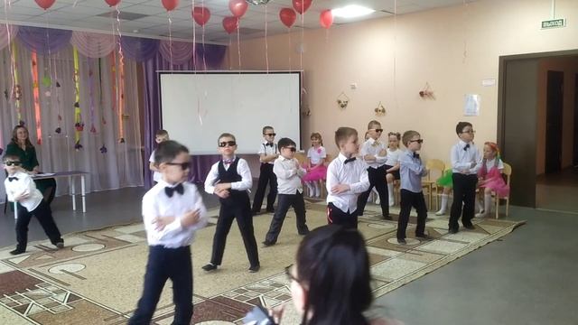Танец мальчиков в детском саду. 8 марта