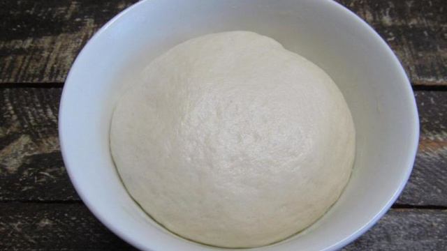 Лепешка из дрожжевого теста с мясным фаршем и сыром