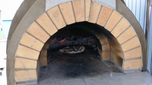 Пицца в Помпейской печи.