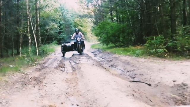 Мотоцикл Днепр Мт 16 и 2 Мт 10. штурмуем грязь и глубокие лужи. смотреть онлайн