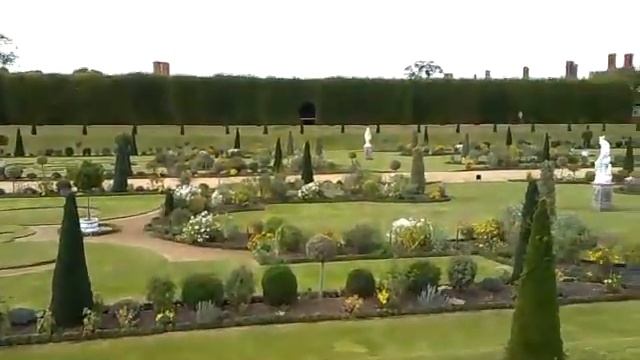 South front at Hampton Court Palace built by Sir Christopher Wren viewed from the Privy Garden смотреть онлайн