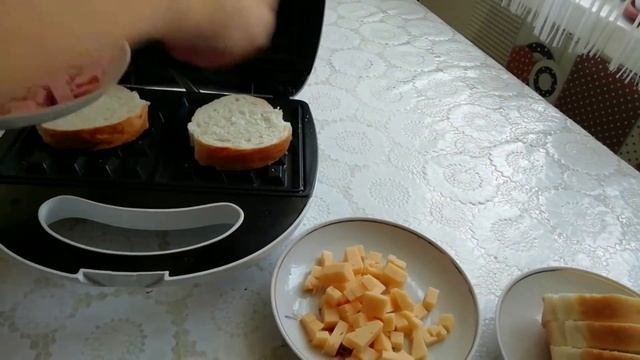 Горячие бутерброды в вафельнице.  приготовит даже школьник