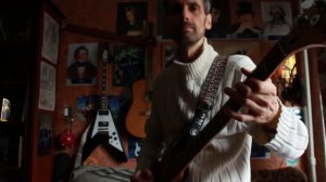 Мелодия советской песни на бас-гитаре