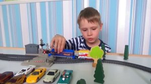 Игрушечная железная дорога и поезд - Видео про поезда и машинки для детей - Игрушки для мальчиков