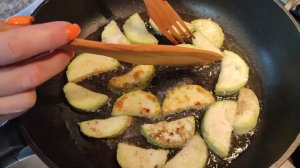 ЖАРЕНЫЕ КАБАЧКИ, САМЫЙ ПРОСТОЙ И БЫСТРЫЙ РЕЦЕПТ, КАБАЧКИ В МУКЕ НА СКОВОРОДЕ