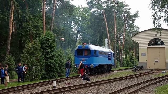 Человек монстр сдвинул тепловоз ту2 241 на малой Московской детской железной дороги в Кратово смотреть онлайн