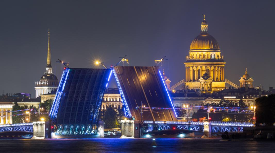 В Петербурге официально стартовал новый сезон разводки мостов