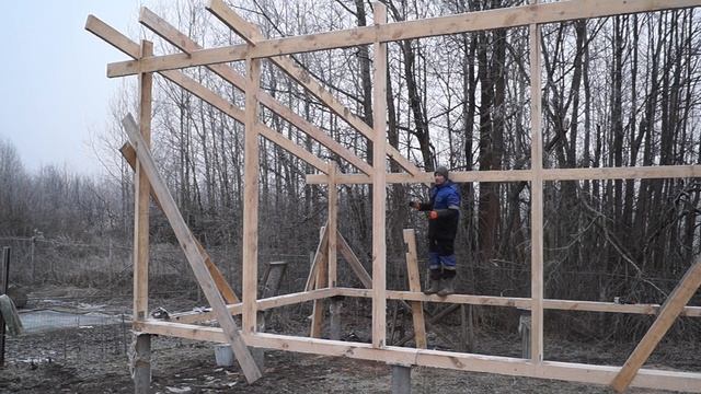Установка вертикальных стоек. Монтаж стропильной системы.[Жизнь в деревне] смотреть онлайн