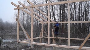 Установка вертикальных стоек. Монтаж стропильной системы.[Жизнь в деревне]