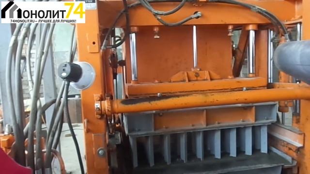 Хрупкая женщина с легкостью управляет вибропрессом Урал-М5 смотреть онлайн