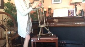 Настройка старинной вертикальной самопрялки с двойным приводом.