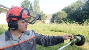 Кошу мотокосой Stihl FS350 без защитного щитка.