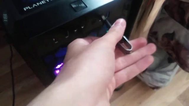 КАК ВСТАВИТЬ ФЛЕШКУ В КОМПЬЮТЕР!!! смотреть онлайн