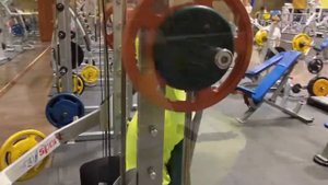 Упражнения на плечи. Жим сидя в тренажере смита