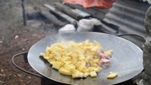 Жарим картошку ,садж, сковорода из диска бороны, отличная закуска , мужская кухня.Fried potatoes