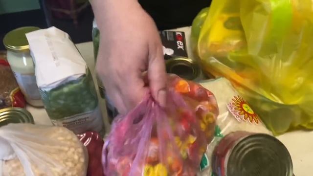 Получили гуманитарную помощь.Что входит в продовольственный набор. смотреть онлайн