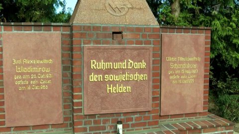 В Германии после реставрации открыли памятник двум советским летчикам