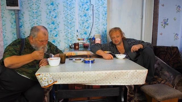 Живем от больших городов подальше ДЕРЕВНЯ ВКУСНЯШКИ ЕДА семейный обед за столом Тушеная капуста смотреть онлайн