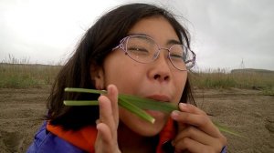 Айсана играет на ӄоӈӷоӈ - нивхском музыкальном инструменте